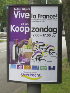 908168 Afbeelding van een billboard van shoppingcenter Overvecht voor 'Vive la France! / Gezellige franse dagen in het ...